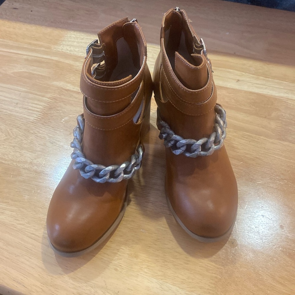 Heeled booties